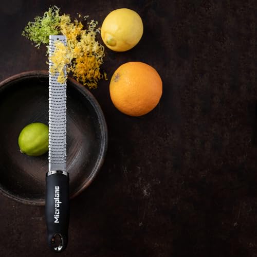 Parmesanreibe im Bild: Microplane Zester Küchenreibe in Schwarz für Zitrusfrüchte