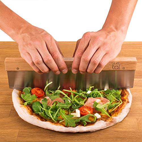 Pizzamesser im Bild: Blumtal Premium Pizzaschneider Wiegemesser – 32cm
